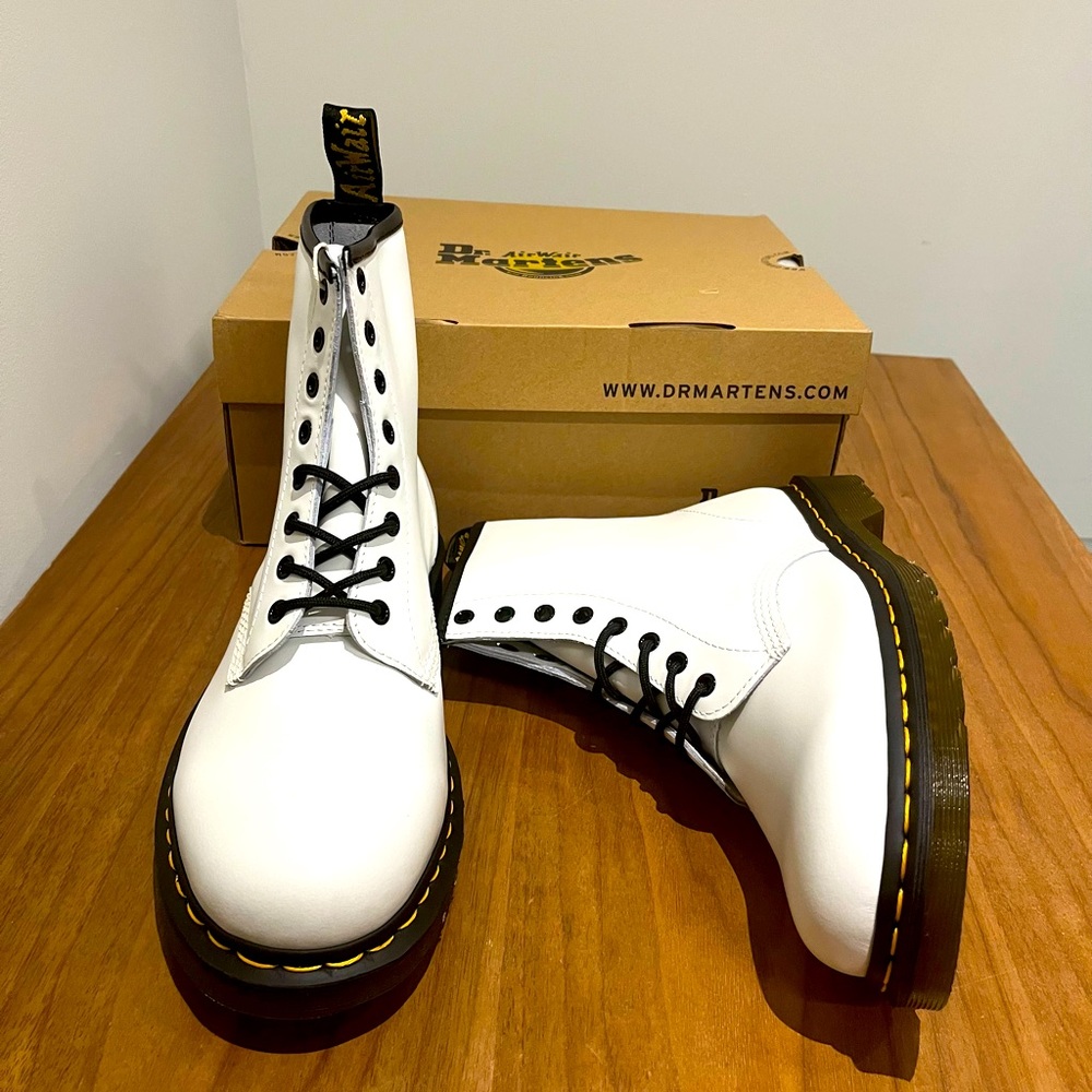 Dr.Martens 1460 smooth leather lace up boots.